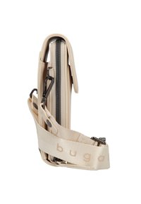Borsa a tracolla beige con finitura texturizzata, chiusura con zip e una tracolla robusta. Presenta una stampa del logo sulla tracolla e dettagli in metallo.