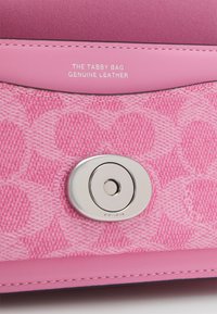 COACH SIGNATURE TABBY SHOULDER BAG 20 - Handbag - vivid pink