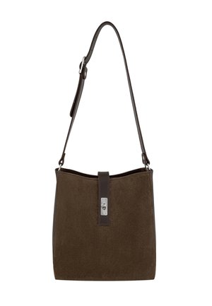 Brązowa zamszowa torebka na ramię z gładkim skórzanym paskiem i srebrnymi okuciami. Posiada bezpieczne zamknięcie na górze z patką i zatrzaskiem. Prosty design.