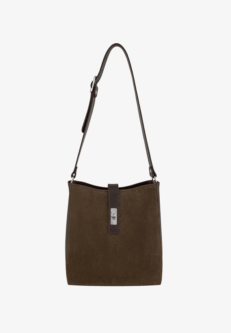 Bolso de ante marrón con una correa de cuero suave y herrajes plateados. Cuenta con un cierre superior seguro con una lengüeta y detalle de pestillo. Diseño sencillo.