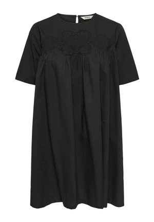 Czarna sukienka z krótkim rękawem, okrągłym dekoltem, luźnym krojem oraz trzema haftowanymi kwiatowymi wzorami w kształcie diamentu na piersi.