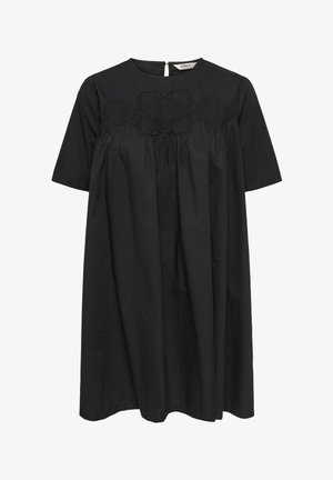 Robe noire à manches courtes, col rond, coupe ample et trois motifs floraux en forme de diamant brodés sur la poitrine.