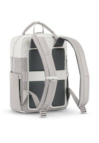 Mochila gris y blanca hecha de material texturizado. Presenta correas acolchadas, acentos de malla y compartimentos con cremallera. Diseño compacto y estructurado.