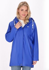 Zils ūdensnecaurlaidīgs lietussargs, izgatavots no spīdīga materiāla, ar regulējamu kapuci, kabatām un mazu logo uz krūšu.