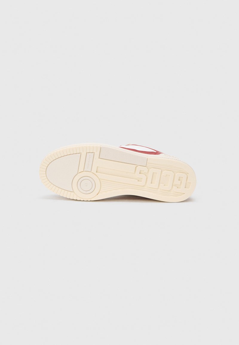 Semelle de chaussure avec un motif texturé, présentant une base beige et une touche de rouge. Le nom de la marque est gravé de manière proéminente.