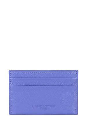 Porte-cartes en cuir violet avec finition texturée, six emplacements pour cartes et logo "LANCASTER PARIS" en relief sur le devant.