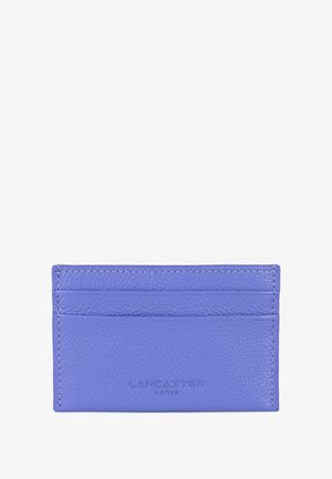 Porte-cartes en cuir violet avec finition texturée, six emplacements pour cartes et logo "LANCASTER PARIS" en relief sur le devant.