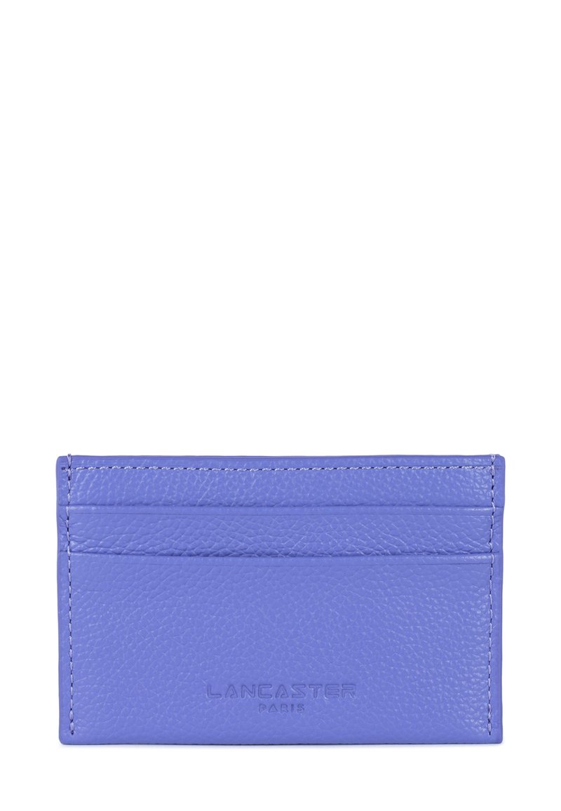 Paarse leren kaarthouder met een textuurafwerking, zes sleuven voor kaarten en een gegraveerd "LANCASTER PARIS" logo aan de voorkant.