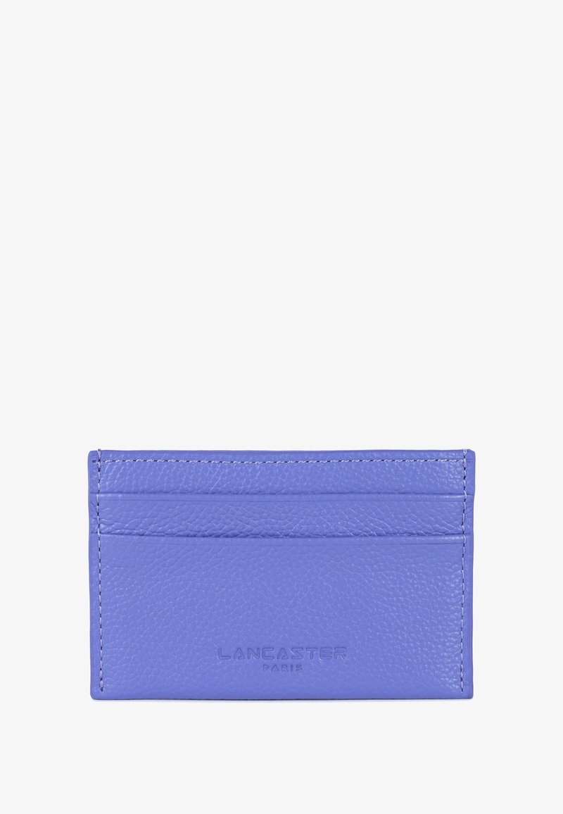 Porte-cartes en cuir violet avec finition texturée, six emplacements pour cartes et logo "LANCASTER PARIS" en relief sur le devant.