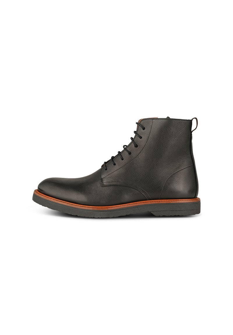 Botín negro de cuero hasta el tobillo con un acabado texturizado, punta redonda, diseño con cordones y suela de goma marrón con un acento parecido a la madera alrededor de la base.