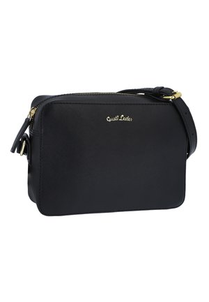Bolso bandolera negro fabricado con material texturizado, con cremallera dorada y logotipo. Presenta una correa desmontable y forma rectangular.