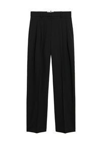 Pantalon noir taille haute avec plis, passants de ceinture et coupe droite.