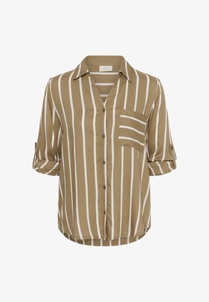 Pruun nööbitav särk valgete vertikaalsete triipudega, üleskeeratud varrukad ja triibuline tasku vasakul rinnal.