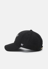 Schwarze Kappe mit gebogenem Schirm und bestickten Details. Enthält ein Logo auf der Vorder- und der Seite, hergestellt aus einem weichen Stoff mit strukturierter Form.
