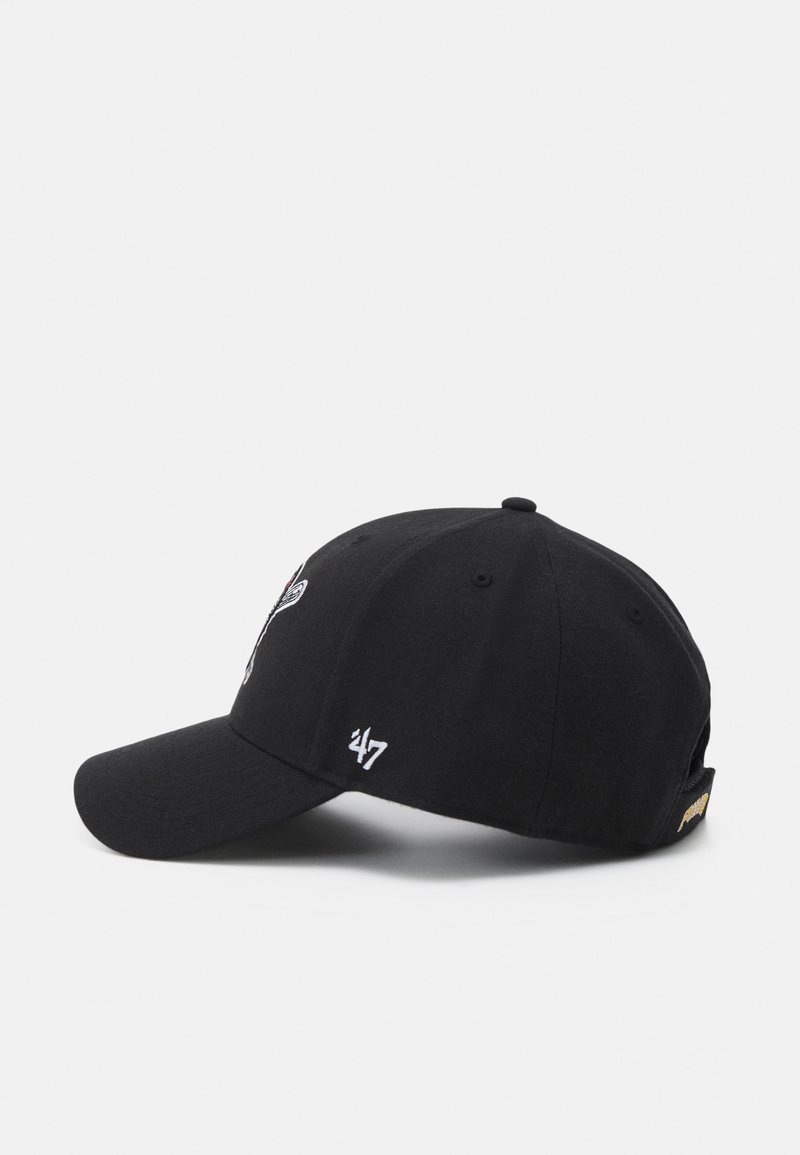 Gorra negra con visera curvada y detalles bordados. Presenta un logo en la parte delantera y lateral, confeccionada con un tejido suave y de forma estructurada.