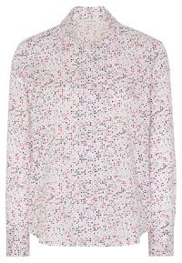 Camicia bianca a maniche lunghe con colletto alla francese, ricoperta di un motivo di piccole macchie rosse, nere e rosa distribuite uniformemente.