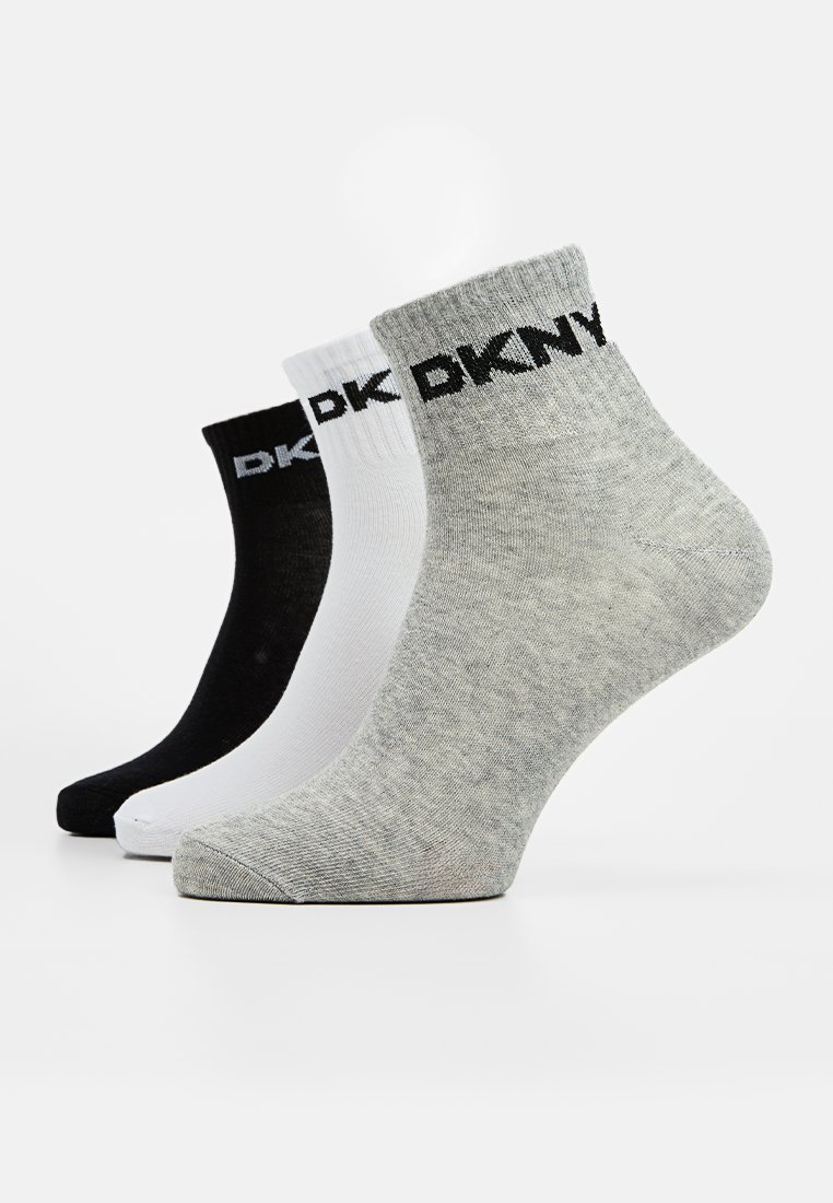 Drei Paar Knöchelsocken in Schwarz, Weiß und Grau mit dem DKNY-Logo. Hergestellt aus dehnbarem Mischgewebe mit gerippten Bündchen.