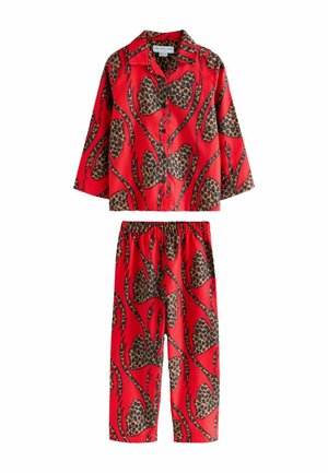 Rode pyjama set met een knoopsluiting, lange mouwen en een broek met elastische taille, voorzien van grote bruine en zwarte luipaardvlinderprints.