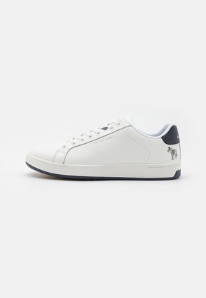 Weiße Leder-Sneaker mit glatter Textur, runder Zehenform, marineblauem Absatzakzent und einem Zebra-Motiv auf der Rückseite. Mit Schnürdesign.