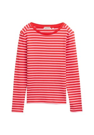 Długi rękaw, bluzka w poziome czerwone i jasnoróżowe paski, okrągły dekolt, miękka tkanina, luźny krój, bez widocznych elementów metalowych ani akcentów.
