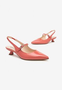 Chaussures slingback en cuir verni corail avec un bout pointu, un petit talon carré et une bride à la cheville. Texture lisse et embellissements minimes.