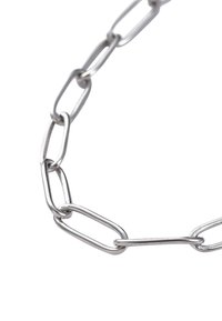 Catena in metallo argento con anelli allungati e ovali caratterizzati da una superficie liscia. Ogni anello è collegato, creando un design uniforme.