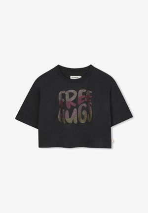 T-shirt noir court avec un col rond et des manches courtes. "FREE HUGS" imprimé en rhinestones de dégradé coloré sur le devant.