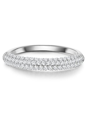 Sidabro spalvos žiedo juosta puošta daugybe mažų skaidrių akmenukų, pasižyminti lygiu paviršiumi ir elegantišku lenktu dizainu.