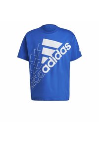 Modrá bavlněná tričko s bílým logem Adidas a diagonálním vzorem. Krátké rukávy a styl s kulatým výstřihem. Hladká textura s volným střihem.