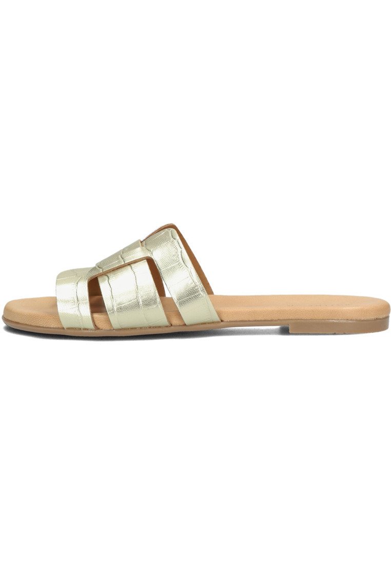 Metalen gouden slippert met drie brede, textuurlijnen; lichtbruine voetbed en zool. Vlak ontwerp geschikt voor casual draag.