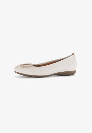 Hellbeige Ballerinas mit runder Spitze, strukturiertem Obermaterial und dekorativem Riemen. Verfügt über eine flexible Gummisohle für Komfort.