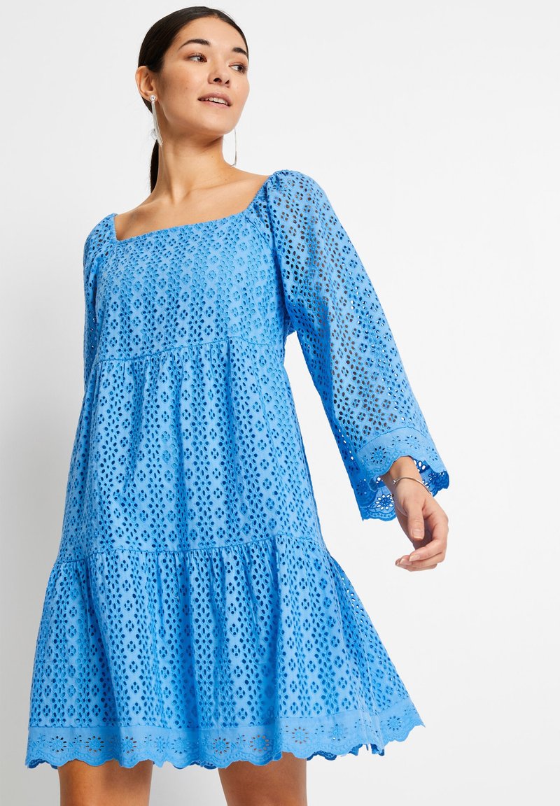 bonprix MIT LOCHSTICKEREI MODISCHES MIT CARRÉ-AUSSCH - Robe de jour ...