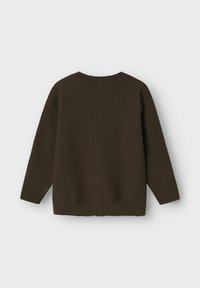 Brun stickad tröja med långa ärmar, rund halsringning och ribbade mudd och nederkant. Texturen är tjock, med en enkel, enfärgad design.