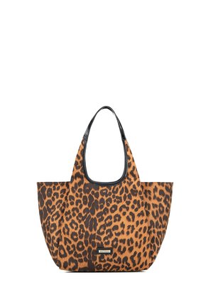 Duża torba na ramię z brązowo-czarnym wzorem w cętki lamparta, czarnymi uchwytami z lamówką oraz małą prostokątną plakietką z logo z przodu.