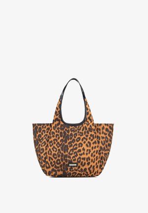 Velká taška přes rameno s hnědo-černým leopardím vzorem, černými držadly s lemováním a malou obdélníkovou plaketou s logem na přední straně.