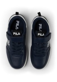 Sneakers blu navy realizzati in materiali in pelle e mesh, dotati di una fascia in Velcro, lacci neri, inserti bianchi e dettagli perforati.
