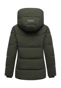 Zelena puffer jakna z kapuco, ki ima prešito zasnovo, elastične manšete in logotip na zgornjem delu hrbta.