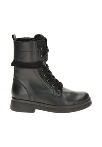 Zwarte leren enkelboot met vetersluiting, voorzien van een zachte, textuurstof manchette, ronde neuspunt en platte rubberen zool.