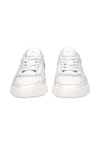 Weiße Leder-Sneaker mit durchbrochenem Design und tonalem Nähen. Runde Zehenpartie, Schnürverschluss und strukturelle Gummisohle. Minimale Markenkennzeichnung.