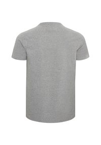 T-shirt grigio in cotone con scollatura rotonda, maniche corte e design semplice; texture liscia, vestibilità rilassata e senza branding visibile.