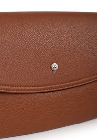 Borsa a tracolla in pelle marrone con una finitura testurizzata, forma curvata e chiusura centrale con bottone metallico, dotata di un discreto dettaglio logo impresso.