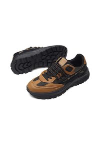 Scarpe sportive marroni e nere realizzate in materiali mesh e pelle, con una suola in gomma spessa, lacci prominenti e un colletto imbottito.