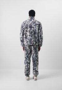 Nike ACG TFADV WNDPF - Forro polar - lt orewood brn/black/anthracite/summit white)