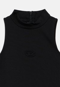 Črna brezrokavnik z visokim ovratnikom, zadrgo zadaj in vbočenim logotipom na sredini. Izdelan iz gladkega, raztegljivega materiala.