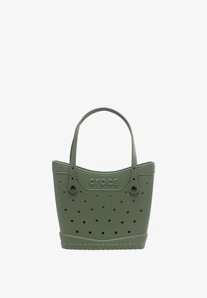 Olijfgroene Crocs tote-tas met geperforeerde gaten, twee schouderbanden en een reliëflogo van Crocs aan de voorkant.
