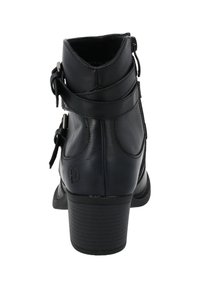 Botas de tobillo de cuero negro con un tacón bajo, que cuentan con correas ajustables, una superficie texturizada y un detalle de logo cerca del talón.