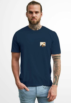 OUTDOOR ADVENTURE BRUSTLOGO NATUR BERGE WANDERN FASHION STREETSTYL - Print T-shirt - navy