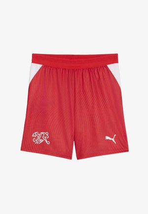 Pantalones cortos deportivos rojos con un patrón texturizado, detalles laterales blancos, cintura elástica y un logo blanco de Puma en la pierna izquierda.
