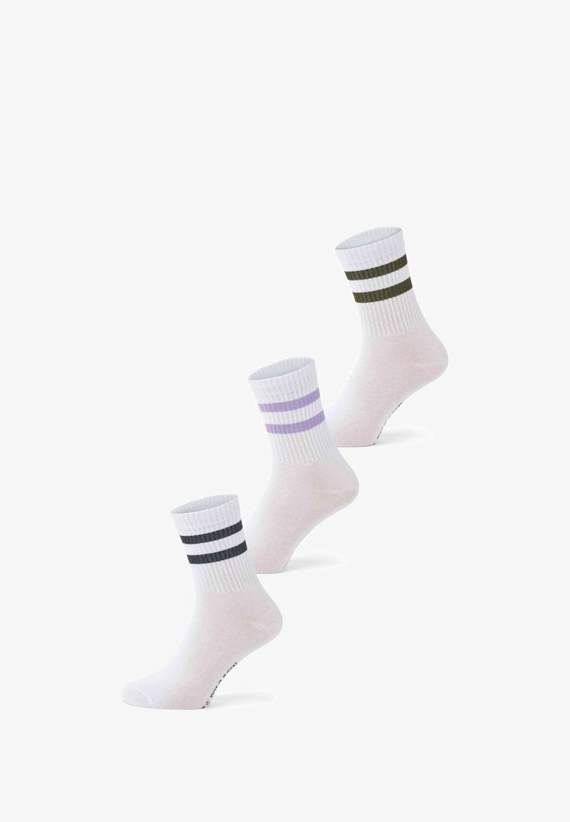 Trois chaussettes blanches d’équipage avec deux bandes horizontales près du haut en noir, violet et vert foncé, présentées sur des supports inclinés.