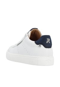 Sneaker bianco in pelle con accentuazione del tallone blu navy, perforazioni laterali testurizzate, suola in gomma bianca piatta e rivestimento interno beige.